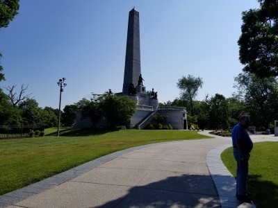 Abe Lincoln's tomb outside